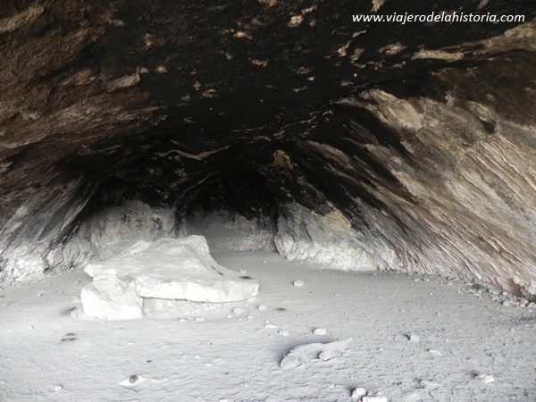 Fotografía del interior de la cueva del Lagrimal