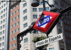 imagen del metro para moverse por Madrid.