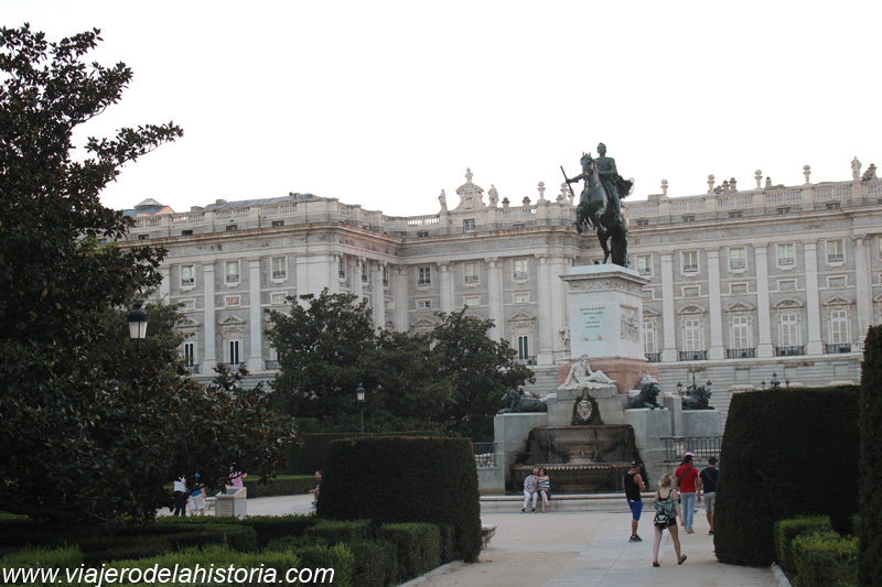 imagen de estatua ecuestre de Felipe IV en la Plaza de Oriente, Madrid
