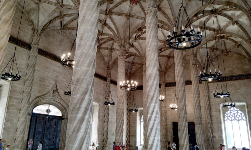 columnas de la Sala de Contratación de la Lonja de Valencia