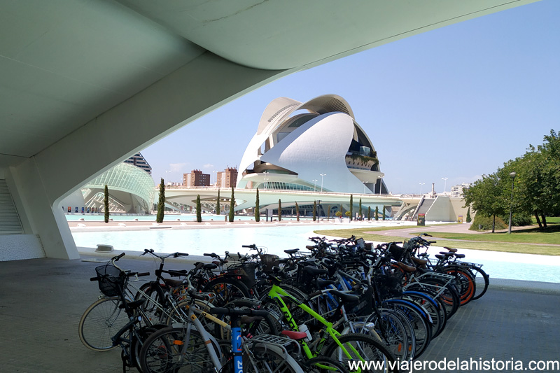 Valencia en bicicleta: aparcamiento en el Museo de las Ciencias