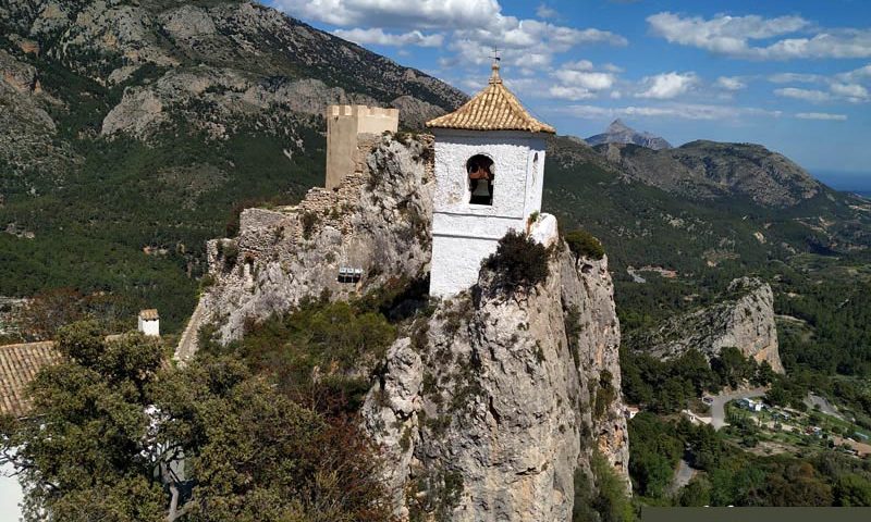 El campanario de Guadalest, visto desde el castillo