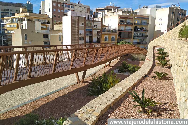 Pasarela de descenso hacia el Mercado Central de Alicante