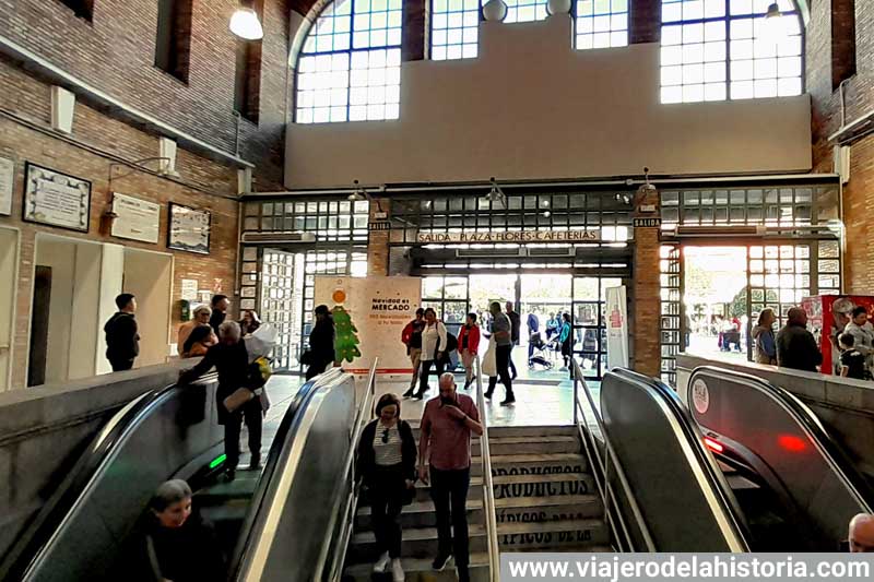 Salida del Mercado Central hacia la Plaza de las Flores