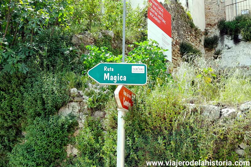 Accediendo al casco antiguo desde la Cava de Sant Blai / Covetes dels Moros