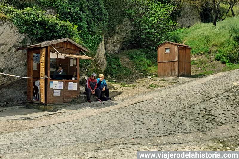 Kiosco para comprar las entradas a las Covetes dels Moros y Cava Sant Blai.