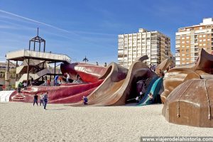 Toboganes en el cinturón y la casaca de Gulliver
