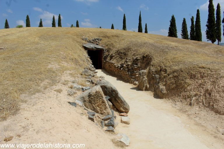imagen de Acceso al Tholos del Romeral, Antequera, Málaga