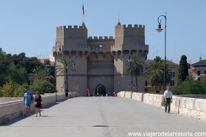 Torres de Serranos vistas desde el puente