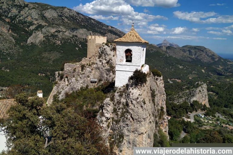 El campanario de Guadalest, visto desde el castillo